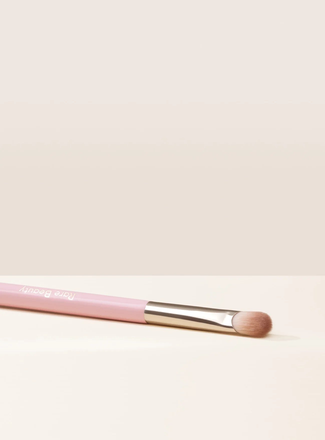 Rare Beauty Stay Vulnerable All-Over Eyeshadow Brush