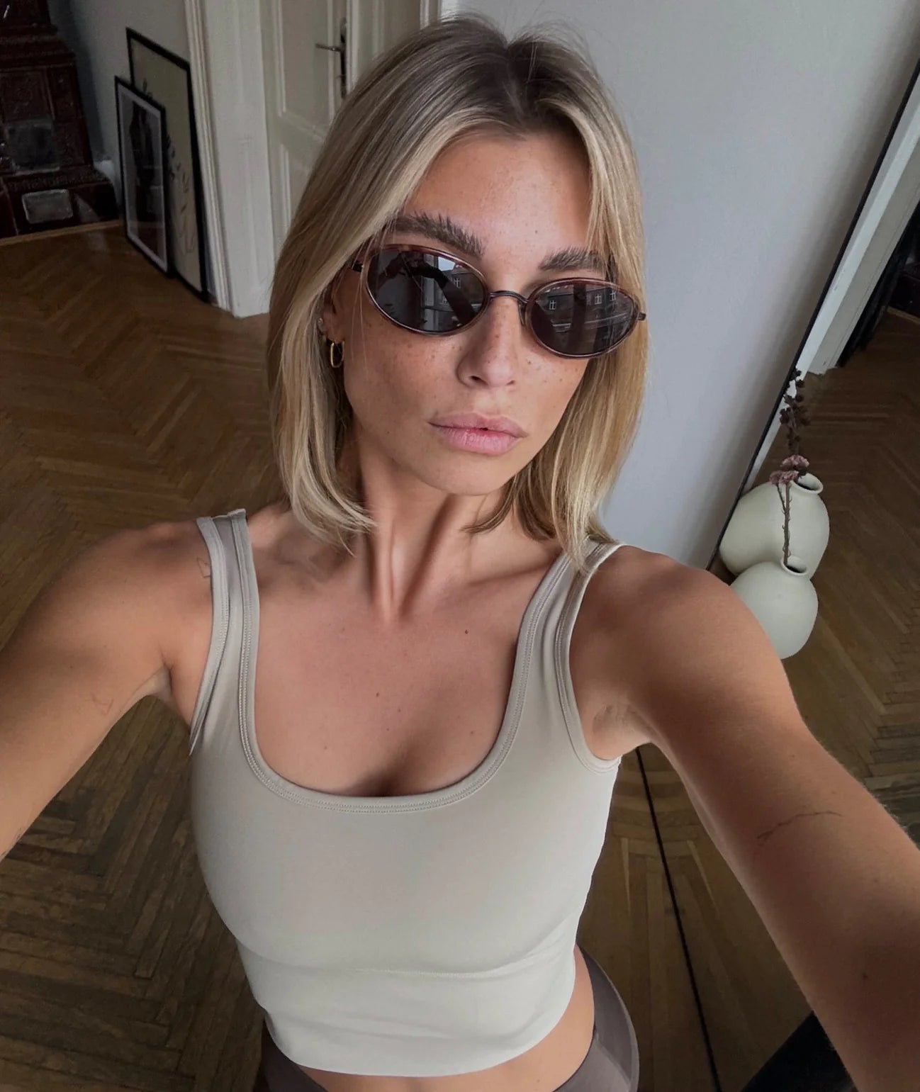 VEHLA CROPPED TANK - TAUPE - Crop Athlete