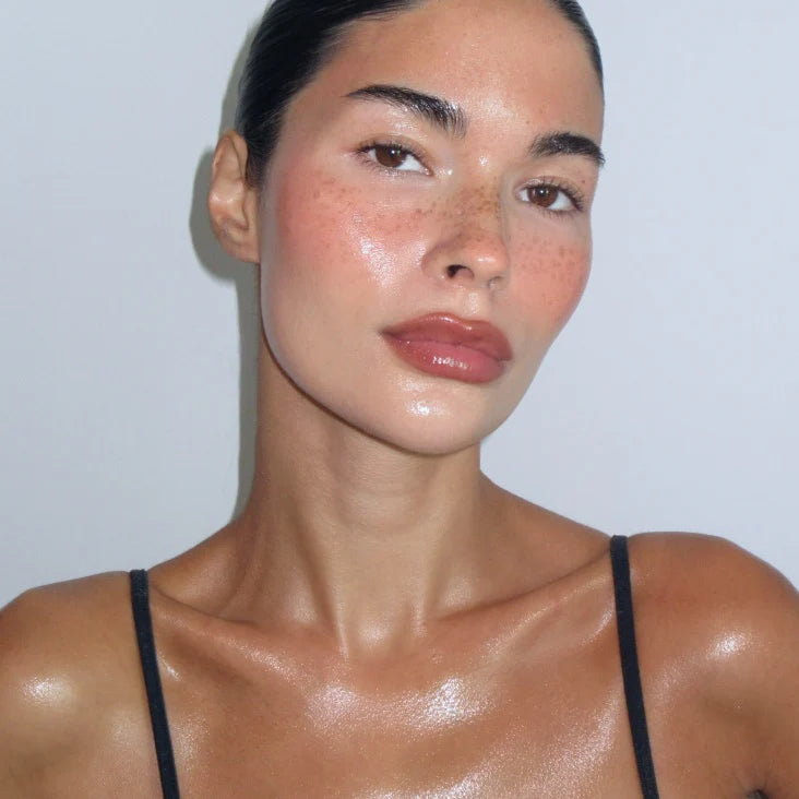 JUVISRAS customer wearing her everyday beauty look