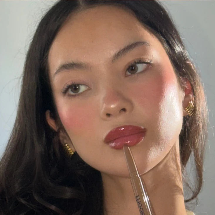 JUVISRAS customer wearing her everyday beauty look