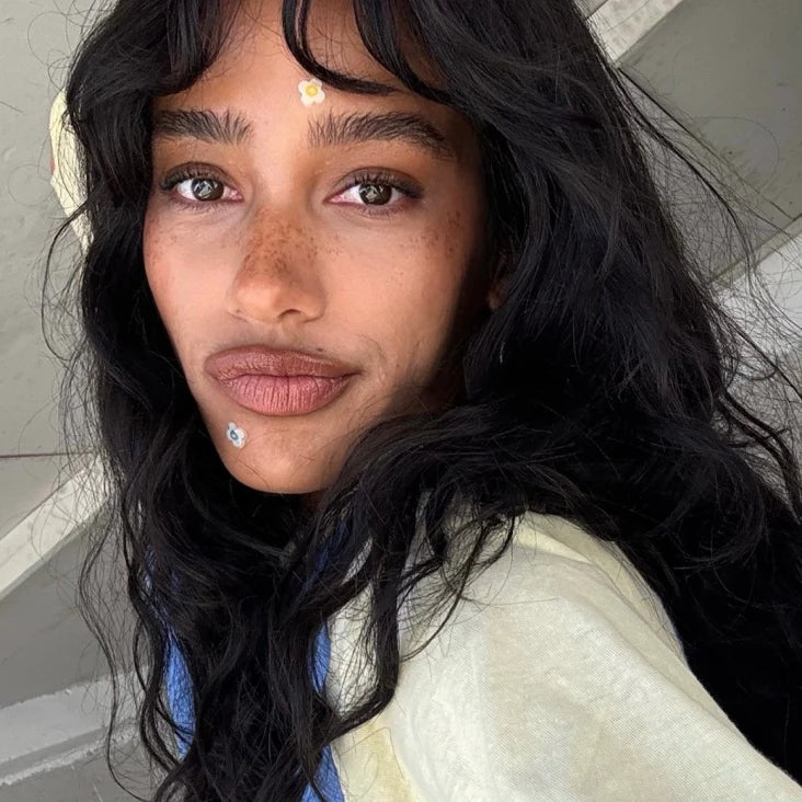 JUVISRAS customer wearing her everyday beauty look